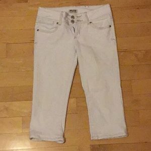Mudd white Capri jeans.